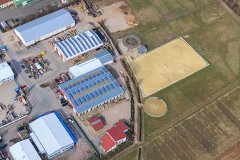 Vue aérienne de Zone industrielle de Gäxwald avec le centre équestre Müller, Weber GmbH, emballages transparents, REGAB GmbH, génie civil et Feinwerk, technologie de précision et de mesure GmbH & Co. KG à Herxheim bei Landau dans le département Rhénanie-Palatinat, Allemagne