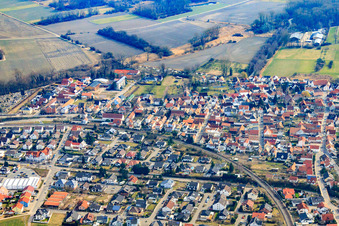 Vue aérienne de Courbe ferroviaire à travers le village à le quartier Sondernheim in Germersheim dans le département Rhénanie-Palatinat, Allemagne