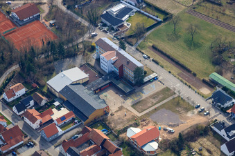 Vue aérienne de École Gottfried Tulla Sondernheim et salle Tulla à le quartier Sondernheim in Germersheim dans le département Rhénanie-Palatinat, Allemagne