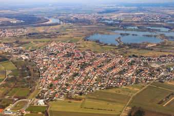 Vue aérienne de Vue de la ville depuis le sud à le quartier Oberhausen in Oberhausen-Rheinhausen dans le département Bade-Wurtemberg, Allemagne
