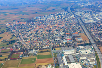 Vue aérienne de Vue de la ville sur l'A5 depuis le sud à Eppelheim dans le département Bade-Wurtemberg, Allemagne