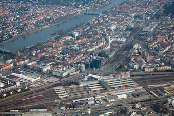 Vue aérienne de Gare principale Heidelberg à le quartier Weststadt in Heidelberg dans le département Bade-Wurtemberg, Allemagne