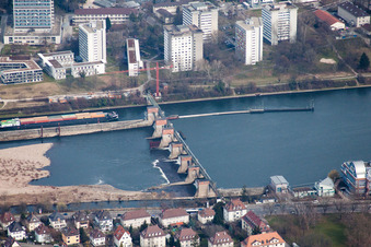 Vue aérienne de Pont-déversoir sur le Neckar à le quartier Bergheim in Heidelberg dans le département Bade-Wurtemberg, Allemagne