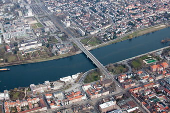 Vue aérienne de Pont Ernst Walz sur le Neckar jusqu'à Neuenheim à le quartier Bergheim in Heidelberg dans le département Bade-Wurtemberg, Allemagne