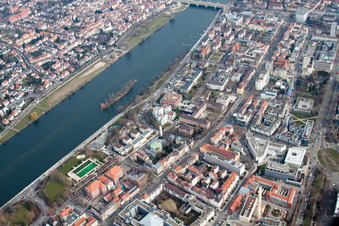 Vue aérienne de B37 sur les rives du Neckar à le quartier Bergheim in Heidelberg dans le département Bade-Wurtemberg, Allemagne