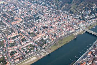 Vue aérienne de Uferstr au Neckarwiese à le quartier Neuenheim in Heidelberg dans le département Bade-Wurtemberg, Allemagne