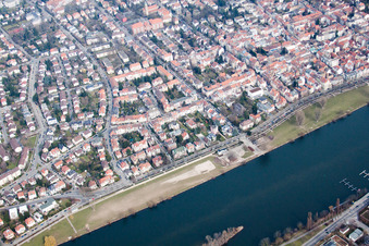 Vue aérienne de Neckarwiese à le quartier Neuenheim in Heidelberg dans le département Bade-Wurtemberg, Allemagne