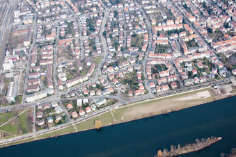 Vue aérienne de Uferstr au Neckarwiese à le quartier Neuenheim in Heidelberg dans le département Bade-Wurtemberg, Allemagne