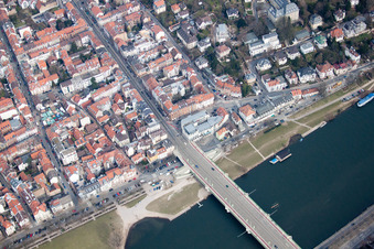 Vue aérienne de Parking de Nordbrückenkopf à le quartier Neuenheim in Heidelberg dans le département Bade-Wurtemberg, Allemagne