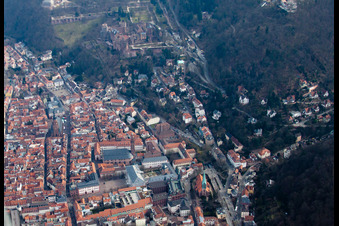 Vue aérienne de Université et château à le quartier Kernaltstadt in Heidelberg dans le département Bade-Wurtemberg, Allemagne