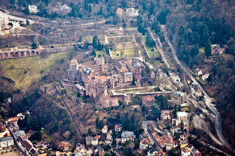 Vue aérienne de Château et parc du château de Heidelberg à le quartier Kernaltstadt in Heidelberg dans le département Bade-Wurtemberg, Allemagne