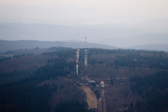 Vue oblique de Tours de transmission à le quartier Königstuhl in Heidelberg dans le département Bade-Wurtemberg, Allemagne