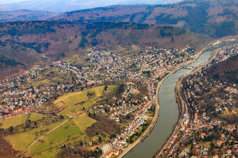 Vue aérienne de Vue du sud-ouest sur le Neckar à le quartier Ziegelhausen in Heidelberg dans le département Bade-Wurtemberg, Allemagne