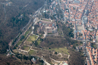 Vue aérienne de Château de Heidelberg à le quartier Kernaltstadt in Heidelberg dans le département Bade-Wurtemberg, Allemagne