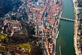 Vue aérienne de Vieille ville de Heidelberg sur le Neckar. Sur la photo, on peut également voir les ruines du château de Heidelberg. à le quartier Kernaltstadt in Heidelberg dans le département Bade-Wurtemberg, Allemagne