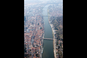 Vue aérienne de Vieille ville, vieux pont sur le Neckar à le quartier Kernaltstadt in Heidelberg dans le département Bade-Wurtemberg, Allemagne
