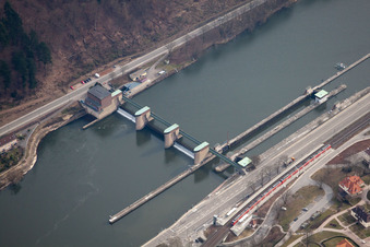 Vue aérienne de Écluse de Neckargemünd à le quartier Ziegelhausen in Heidelberg dans le département Bade-Wurtemberg, Allemagne