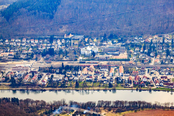 Vue aérienne de Vue de la ville sur les rives du Neckar depuis le nord à Neckargemünd dans le département Bade-Wurtemberg, Allemagne