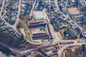 Vue aérienne de Realschule Neckargemünd et gymnase Max-Born à Neckargemünd dans le département Bade-Wurtemberg, Allemagne