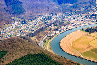 Vue aérienne de Château central et château frontal de 1165 au-dessus de la rive du Neckar à Neckarsteinach dans le département Hesse, Allemagne