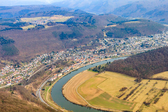Vue aérienne de Vue de la ville sur les rives du Neckar depuis l'ouest à Neckarsteinach dans le département Hesse, Allemagne
