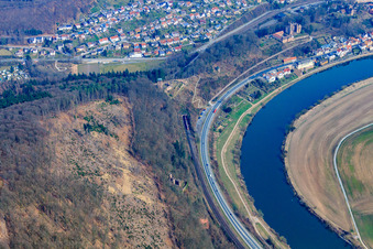 Vue aérienne de Ruines du château de Schwalbennest sur la pente raide du Neckar à Neckarsteinach dans le département Hesse, Allemagne