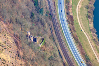 Vue aérienne de Ruines du château de Schwalbennest sur la pente raide du Neckar à Neckarsteinach dans le département Hesse, Allemagne