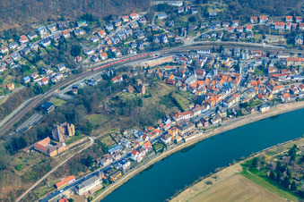 Photographie aérienne de Château central et château frontal de 1165 au-dessus de la rive du Neckar à Neckarsteinach dans le département Hesse, Allemagne