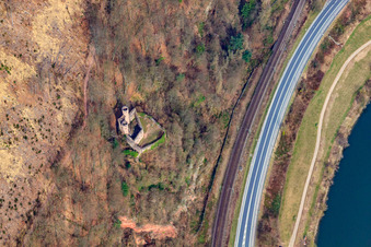 Photographie aérienne de Ruines du château de Schwalbennest sur la pente raide du Neckar à Neckarsteinach dans le département Hesse, Allemagne