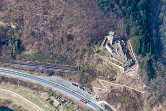 Vue aérienne de Ruines et vestiges des murs de l'ancien complexe du château et de la forteresse d'Hinterburg à Neckarsteinach dans le département Hesse, Allemagne