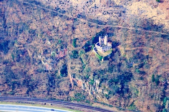 Vue oblique de Ruines du château de Schwalbennest sur la pente raide du Neckar à Neckarsteinach dans le département Hesse, Allemagne
