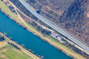 Vue aérienne de Hôtel et café-terrasse Vierburgeneck au bord du Neckar à Neckarsteinach dans le département Hesse, Allemagne