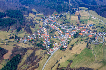 Vue aérienne de Vue du village de l'Odenwald depuis le sud à le quartier Darsberg in Neckarsteinach dans le département Hesse, Allemagne