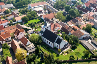 Vue aérienne de Église catholique Minfeld à Minfeld dans le département Rhénanie-Palatinat, Allemagne