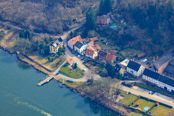 Vue aérienne de Neckarhäuserhof, ferry traversant le Neckar jusqu'à Neckarhausen à le quartier Mückenloch in Neckargemünd dans le département Bade-Wurtemberg, Allemagne