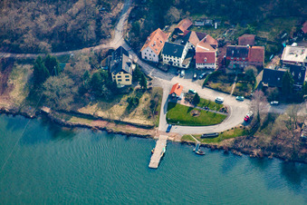 Vue aérienne de Neckarhäuserhof, ferry traversant le Neckar jusqu'à Neckarhausen à le quartier Mückenloch in Neckargemünd dans le département Bade-Wurtemberg, Allemagne