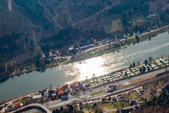 Vue aérienne de Neckarhäuserhof, ferry traversant le Neckar jusqu'à Neckarhausen à le quartier Neckarhausen in Neckarsteinach dans le département Hesse, Allemagne