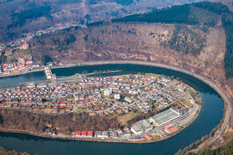 Dans la boucle du Neckar à le quartier Ersheim in Hirschhorn dans le département Hesse, Allemagne hors des airs