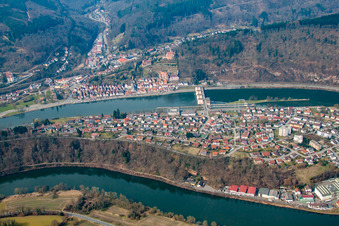 Dans la boucle du Neckar à le quartier Ersheim in Hirschhorn dans le département Hesse, Allemagne vue d'en haut