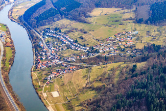 Vue aérienne de Village au bord du Neckar à le quartier Pleutersbach in Eberbach dans le département Bade-Wurtemberg, Allemagne