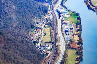 Vue aérienne de Uferstraße B45 sur les rives du Neckar avec GELITA AG à Eberbach dans le département Bade-Wurtemberg, Allemagne