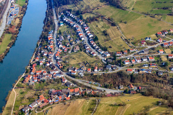 Photographie aérienne de Village au bord du Neckar à le quartier Pleutersbach in Eberbach dans le département Bade-Wurtemberg, Allemagne