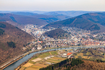 Vue aérienne de Vue de la ville sur la rive du Neckar depuis le sud-ouest à Eberbach dans le département Bade-Wurtemberg, Allemagne