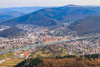 Vue aérienne de Vue de la ville sur la rive du Neckar depuis le sud-ouest à Eberbach dans le département Bade-Wurtemberg, Allemagne