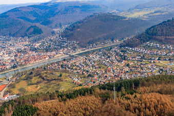 Vue aérienne de Vue de la ville sur la rive du Neckar depuis le sud-ouest à le quartier Neckarwimmersbach in Eberbach dans le département Bade-Wurtemberg, Allemagne