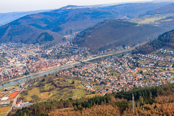 Vue aérienne de Vue de la ville sur la rive du Neckar depuis le sud-ouest à le quartier Neckarwimmersbach in Eberbach dans le département Bade-Wurtemberg, Allemagne