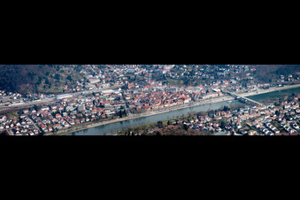 Vue aérienne de Perspective panoramique des rives du Neckar à Eberbach dans le département Bade-Wurtemberg, Allemagne