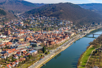 Vue aérienne de Vieille ville sur les rives du Neckar vue de l'ouest à Eberbach dans le département Bade-Wurtemberg, Allemagne