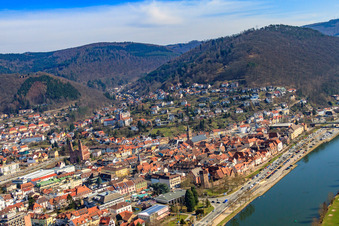 Vue aérienne de Vieille ville sur les rives du Neckar vue de l'ouest à Eberbach dans le département Bade-Wurtemberg, Allemagne