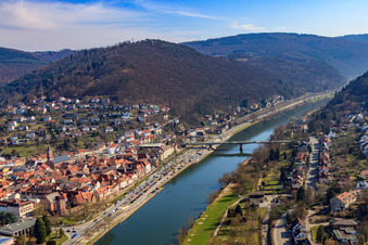 Photographie aérienne de Vieille ville sur les rives du Neckar vue de l'ouest à Eberbach dans le département Bade-Wurtemberg, Allemagne